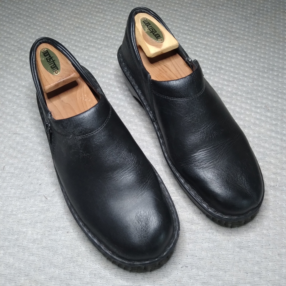 Naot black shoe, zipper